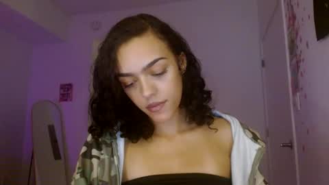 Snapshot of vickyyyx chatting on 10-30-25, 02:13 Goddess Victory online show from 10-30-25, 02:13