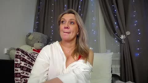 Snapshot of victoria50 chatting on 12-18-24, 08:14 victoria50 online show from 12-18-24, 08:14