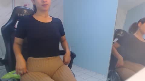 Snapshot of victoria_hernandez_t chatting on 03-30-26, 01:23 Victoria online show from 03-30-26, 01:23