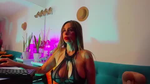 Snapshot of victoria_jhones chatting on 02-02-25, 12:24 Victoria online show from 02-02-25, 12:24
