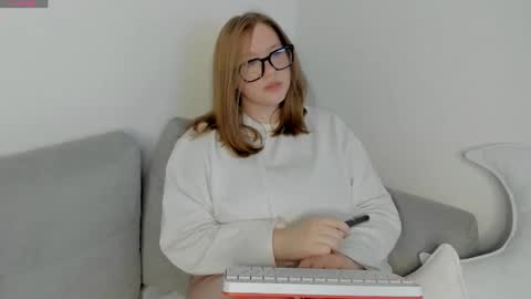 Snapshot of victoria_pum_ chatting on 10-28-25, 01:47 Jessie online show from 10-28-25, 01:47