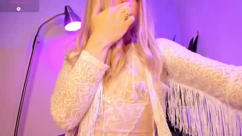 Snapshot of victoria_qq chatting on 10-17-25, 08:33 D A N I online show from 10-17-25, 08:33