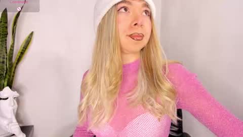 Snapshot of victoria_qq chatting on 10-19-25, 08:53 D A N I online show from 10-19-25, 08:53