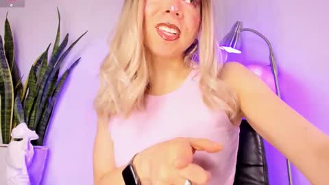 Snapshot of victoria_qq chatting on 10-27-25, 04:22 D A N I online show from 10-27-25, 04:22