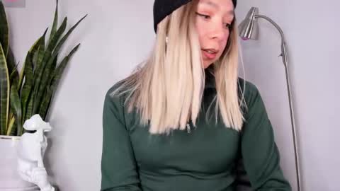 Snapshot of victoria_qq chatting on 10-28-25, 05:04 D A N I online show from 10-28-25, 05:04