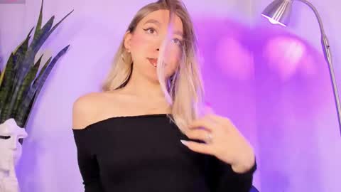 Snapshot of victoria_qq chatting on 11-04-25, 05:56 D A N I online show from 11-04-25, 05:56