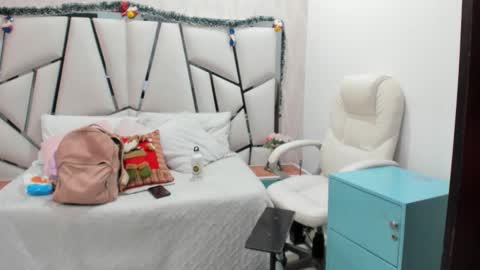 Victoria Sofia online show from 12-21-25, 07:10