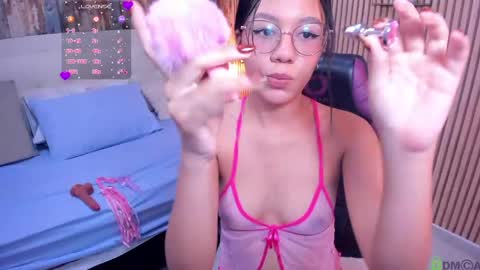 Snapshot of viiolet__moon chatting on 05-28-26, 08:17 Violet online show from 05-28-26, 08:17