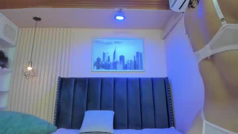 Snapshot of viiolett_lee chatting on 03-17-26, 08:45 Viiolett online show from 03-17-26, 08:45