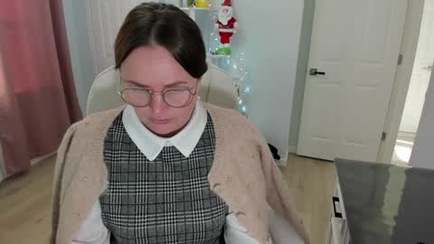 Snapshot of vika7333 chatting on 12-13-24, 06:59 Ukrainian-woman online show from 12-13-24, 06:59