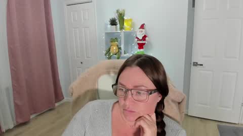 Snapshot of vika7333 chatting on 12-13-24, 10:55 Ukrainian-woman online show from 12-13-24, 10:55