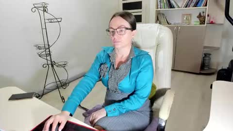 Snapshot of vika7333 chatting on 11-14-25, 04:22 Ukrainian-woman online show from 11-14-25, 04:22