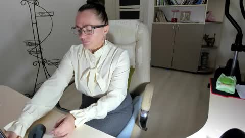 Snapshot of vika7333 chatting on 11-17-25, 05:46 Ukrainian-woman online show from 11-17-25, 05:46