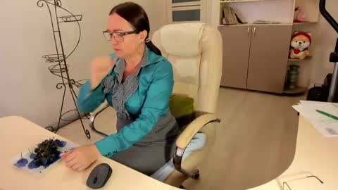 Snapshot of vika7333 chatting on 11-19-25, 11:21 Ukrainian-woman online show from 11-19-25, 11:21