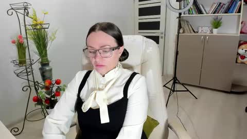 Snapshot of vika7333 chatting on 11-28-25, 07:00 Ukrainian-woman online show from 11-28-25, 07:00