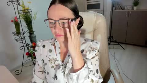 Snapshot of vika7333 chatting on 11-30-25, 06:50 Ukrainian-woman online show from 11-30-25, 06:50