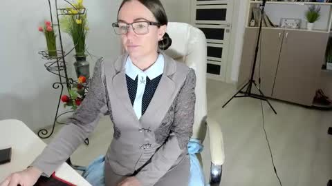 Snapshot of vika7333 chatting on 12-21-25, 06:20 Ukrainian-woman online show from 12-21-25, 06:20