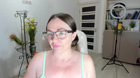 Snapshot of vika7333 chatting on 01-08-26, 07:21 Ukrainian-woman online show from 01-08-26, 07:21