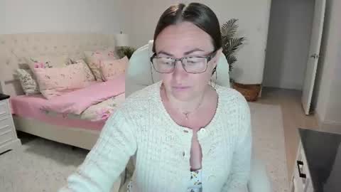 Ukrainian-woman online show from 06-18-26, 10:30