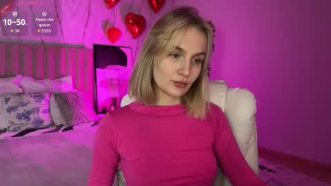Snapshot of vikky_moon chatting on 03-12-26, 01:01 Vikky online show from 03-12-26, 01:01