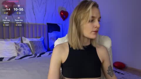 Snapshot of vikky_moon chatting on 04-10-26, 01:22 Vikky online show from 04-10-26, 01:22