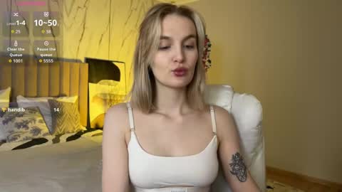 Snapshot of vikky_moon chatting on 04-23-26, 01:40 Vikky online show from 04-23-26, 01:40