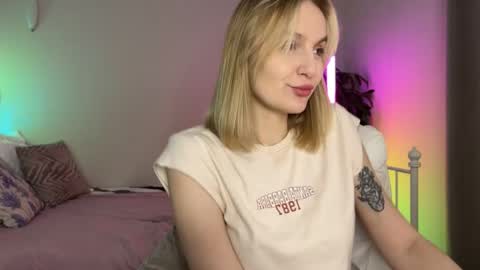 Snapshot of vikky_moon chatting on 05-12-26, 01:03 Vikky online show from 05-12-26, 01:03