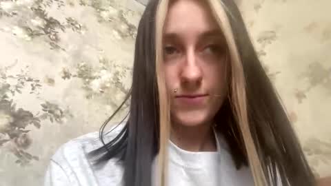 Snapshot of viktoria9898 chatting on 04-14-26, 09:48 Sweett online show from 04-14-26, 09:48