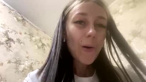 Snapshot of viktoria9898 chatting on 05-10-26, 02:06 Sweett online show from 05-10-26, 02:06