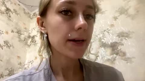 Snapshot of viktoria9898 chatting on 05-15-26, 11:45 Sweett online show from 05-15-26, 11:45