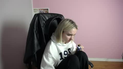 Snapshot of viktoria_lovely chatting on 03-27-26, 08:20 viktoria_lovely online show from 03-27-26, 08:20