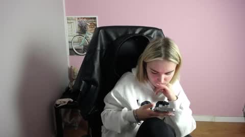 Snapshot of viktoria_lovely chatting on 03-27-26, 08:26 viktoria_lovely online show from 03-27-26, 08:26