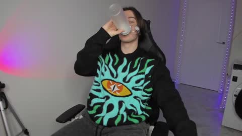 Vincent Strong online show from 12-22-24, 08:05