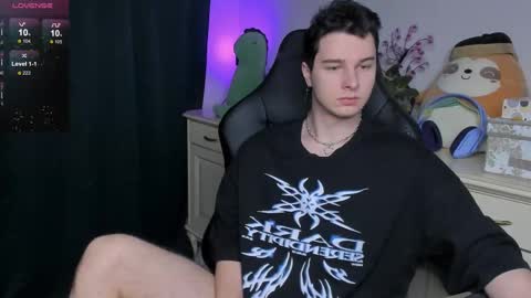 Vincent Strong online show from 12-21-25, 01:35