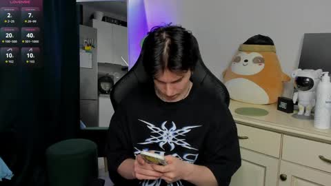Snapshot of vincent__strong chatting on 04-11-26, 09:24 Vincent Strong online show from 04-11-26, 09:24