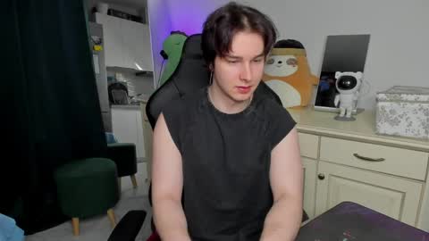 Snapshot of vincent__strong chatting on 05-04-26, 07:15 Vincent Strong online show from 05-04-26, 07:15