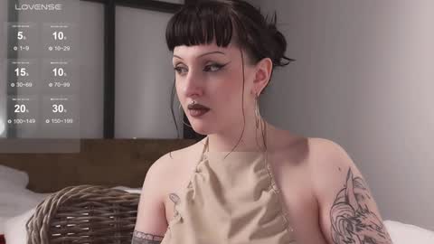 Snapshot of vinylstore chatting on 01-08-25, 03:07 Diva Silvia online show from 01-08-25, 03:07