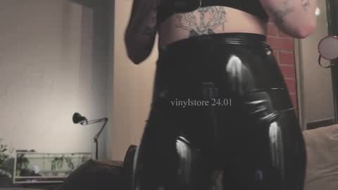 Snapshot of vinylstore chatting on 01-24-25, 08:00 Diva Silvia online show from 01-24-25, 08:00