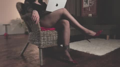 Snapshot of vinylstore chatting on 01-29-25, 02:21 Diva Silvia online show from 01-29-25, 02:21