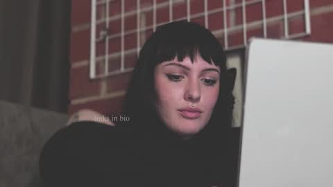 Snapshot of vinylstore chatting on 01-31-25, 05:21 Diva Silvia online show from 01-31-25, 05:21