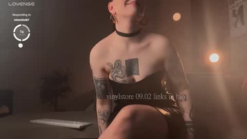 Snapshot of vinylstore chatting on 02-09-25, 07:38 Diva Silvia online show from 02-09-25, 07:38