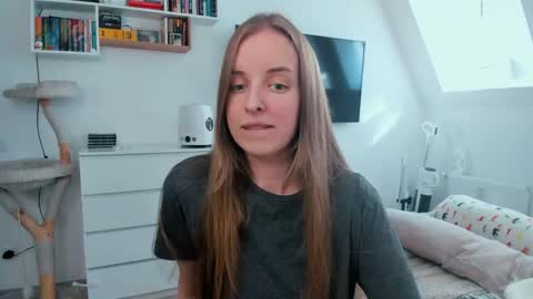 Violet online show from 05-19-26, 02:12