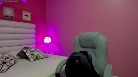 Snapshot of violet_sinclair chatting on 06-08-26, 11:10 violet_sinclair online show from 06-08-26, 11:10