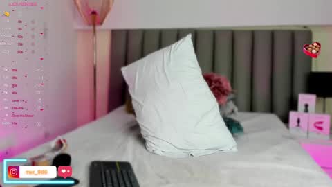 Snapshot of violeta_cs chatting on 02-15-25, 12:04 online show from 02-15-25, 12:04