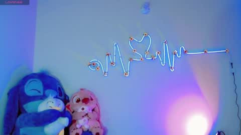 Snapshot of violeta_r_01 chatting on 06-09-26, 05:30 violeta_r_01 online show from 06-09-26, 05:30