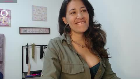 Snapshot of violeta_scott_ chatting on 03-19-26, 01:37 violeta_scott_ online show from 03-19-26, 01:37