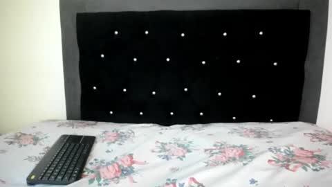 Snapshot of violetadumsper chatting on 10-19-25, 03:29 VioletaDums online show from 10-19-25, 03:29