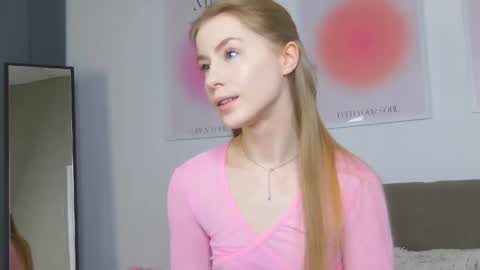 Snapshot of violetswone chatting on 02-22-26, 05:08 VioletSwone online show from 02-22-26, 05:08