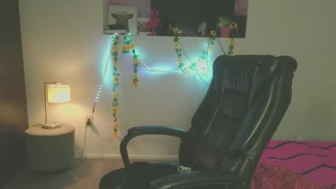 Snapshot of violettacam69 chatting on 02-05-25, 09:04 violettacam69 online show from 02-05-25, 09:04