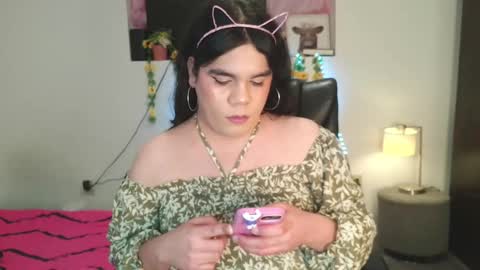 Snapshot of violettacam69 chatting on 02-06-25, 01:54 violettacam69 online show from 02-06-25, 01:54
